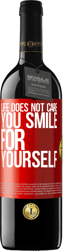 39,95 € Free Shipping | Red Wine RED Edition MBE Reserve Life does not care, you smile for yourself Red Label. Customizable label Reserve 12 Months Harvest 2015 Tempranillo