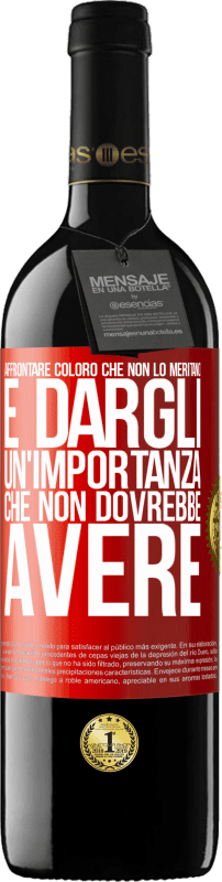 39,95 € Spedizione Gratuita | Vino rosso Edizione RED MBE Riserva Affrontare coloro che non lo meritano è dargli un'importanza che non dovrebbe avere Etichetta Rossa. Etichetta personalizzabile Riserva 12 Mesi Raccogliere 2015 Tempranillo