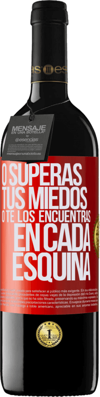 39,95 € Envío gratis | Vino Tinto Edición RED MBE Reserva O superas tus miedos, o te los encuentras en cada esquina Etiqueta Roja. Etiqueta personalizable Reserva 12 Meses Cosecha 2015 Tempranillo