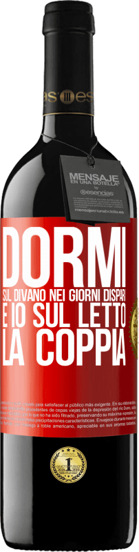 39,95 € Spedizione Gratuita | Vino rosso Edizione RED MBE Riserva Dormi sul divano nei giorni dispari e io sul letto la coppia Etichetta Rossa. Etichetta personalizzabile Riserva 12 Mesi Raccogliere 2016 Tempranillo