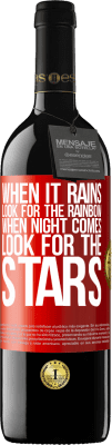 39,95 € 免费送货 | 红酒 RED版 MBE 预订 下雨时，寻找彩虹，当夜幕降临时，寻找星星 红色标签. 可自定义的标签 预订 12 个月 收成 2015 Tempranillo