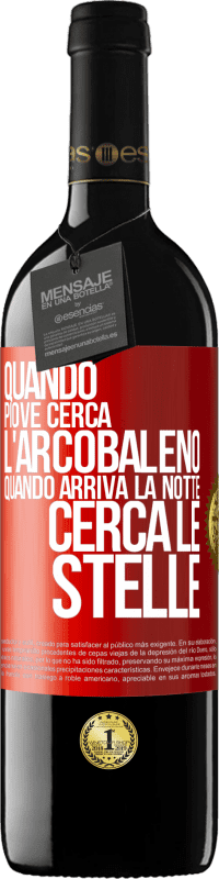 39,95 € Spedizione Gratuita | Vino rosso Edizione RED MBE Riserva Quando piove, cerca l'arcobaleno, quando arriva la notte, cerca le stelle Etichetta Rossa. Etichetta personalizzabile Riserva 12 Mesi Raccogliere 2015 Tempranillo