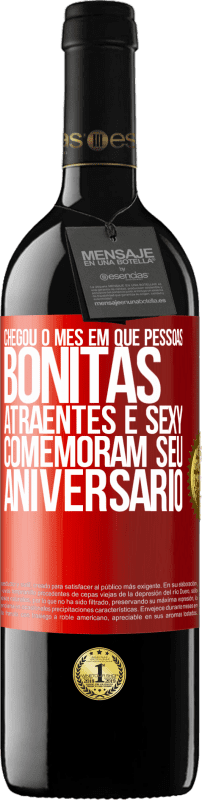 39,95 € Envio grátis | Vinho tinto Edição RED MBE Reserva Chegou o mês em que pessoas bonitas, atraentes e sexy comemoram seu aniversário Etiqueta Vermelha. Etiqueta personalizável Reserva 12 Meses Colheita 2015 Tempranillo