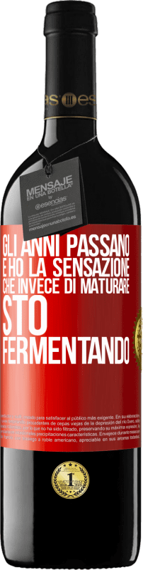 39,95 € Spedizione Gratuita | Vino rosso Edizione RED MBE Riserva Gli anni passano e ho la sensazione che invece di maturare, sto fermentando Etichetta Rossa. Etichetta personalizzabile Riserva 12 Mesi Raccogliere 2015 Tempranillo