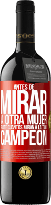 39,95 € Envío gratis | Vino Tinto Edición RED MBE Reserva Antes de mirar a otra mujer, fíjate cuantos miran a la tuya, campeón Etiqueta Roja. Etiqueta personalizable Reserva 12 Meses Cosecha 2015 Tempranillo