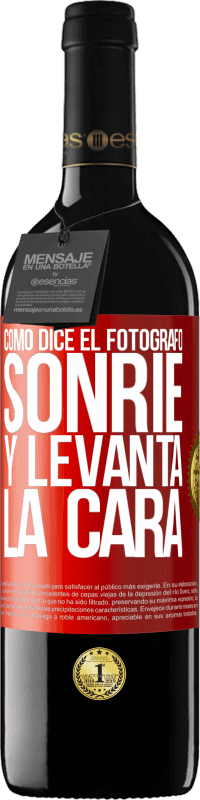 39,95 € Envío gratis | Vino Tinto Edición RED MBE Reserva Como dice el fotógrafo, sonríe y levanta la cara Etiqueta Roja. Etiqueta personalizable Reserva 12 Meses Cosecha 2015 Tempranillo