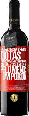 39,95 € Envio grátis | Vinho tinto Edição RED MBE Reserva O mundo está cheio de idiotas estrategicamente distribuídos para que você encontre pelo menos um por dia Etiqueta Vermelha. Etiqueta personalizável Reserva 12 Meses Colheita 2014 Tempranillo