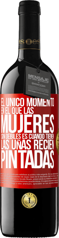 39,95 € Envío gratis | Vino Tinto Edición RED MBE Reserva El único momento en el que las mujeres son débiles es cuando tienen las uñas recién pintadas Etiqueta Roja. Etiqueta personalizable Reserva 12 Meses Cosecha 2014 Tempranillo