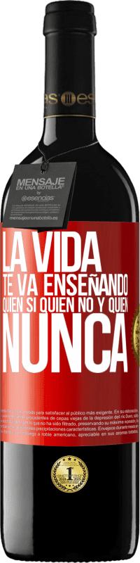 39,95 € Envío gratis | Vino Tinto Edición RED MBE Reserva La vida te va enseñando quién sí, quién no y quién nunca Etiqueta Roja. Etiqueta personalizable Reserva 12 Meses Cosecha 2014 Tempranillo