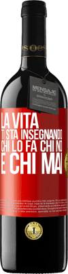 39,95 € Spedizione Gratuita | Vino rosso Edizione RED MBE Riserva La vita ti sta insegnando chi lo fa, chi no e chi mai Etichetta Rossa. Etichetta personalizzabile Riserva 12 Mesi Raccogliere 2014 Tempranillo