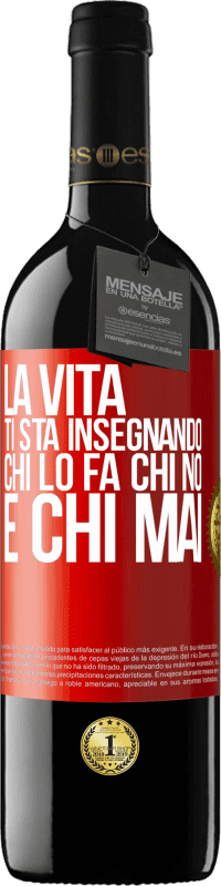 39,95 € Spedizione Gratuita | Vino rosso Edizione RED MBE Riserva La vita ti sta insegnando chi lo fa, chi no e chi mai Etichetta Rossa. Etichetta personalizzabile Riserva 12 Mesi Raccogliere 2015 Tempranillo