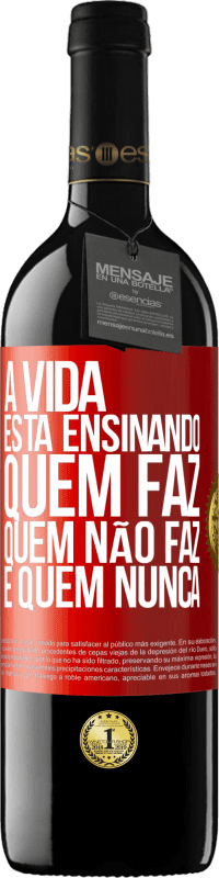 39,95 € Envio grátis | Vinho tinto Edição RED MBE Reserva A vida está ensinando quem faz, quem não faz e quem nunca Etiqueta Vermelha. Etiqueta personalizável Reserva 12 Meses Colheita 2014 Tempranillo