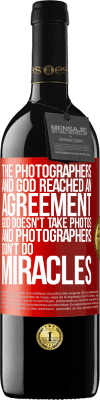 39,95 € 免费送货 | 红酒 RED版 MBE 预订 摄影师和上帝达成了协议。上帝不拍照，摄影师也不行奇迹 红色标签. 可自定义的标签 预订 12 个月 收成 2015 Tempranillo