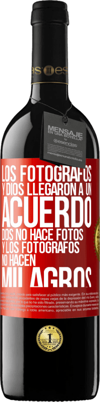 39,95 € Envío gratis | Vino Tinto Edición RED MBE Reserva Los fotógrafos y Dios llegaron a un acuerdo. Dios no hace fotos y los fotógrafos no hacen milagros Etiqueta Roja. Etiqueta personalizable Reserva 12 Meses Cosecha 2014 Tempranillo