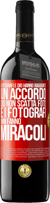 39,95 € Spedizione Gratuita | Vino rosso Edizione RED MBE Riserva I fotografi e Dio hanno raggiunto un accordo. Dio non scatta foto e i fotografi non fanno miracoli Etichetta Rossa. Etichetta personalizzabile Riserva 12 Mesi Raccogliere 2014 Tempranillo