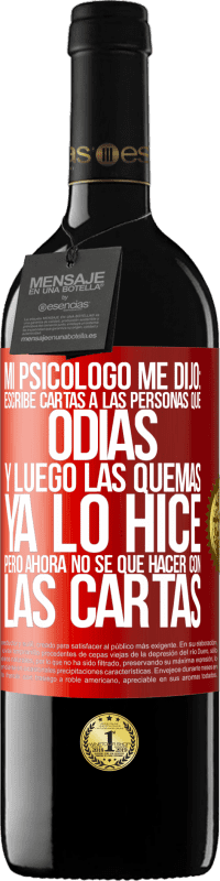 39,95 € Envío gratis | Vino Tinto Edición RED MBE Reserva Mi psicólogo me dijo: escribe cartas a las personas que odias y luego las quemas. Ya lo hice, pero ahora no sé qué hacer con Etiqueta Roja. Etiqueta personalizable Reserva 12 Meses Cosecha 2014 Tempranillo