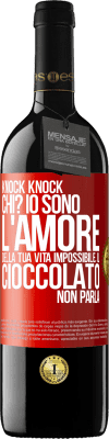 39,95 € Spedizione Gratuita | Vino rosso Edizione RED MBE Riserva Knock Knock. Chi? Io sono l'amore della tua vita Impossibile, il cioccolato non parla Etichetta Rossa. Etichetta personalizzabile Riserva 12 Mesi Raccogliere 2014 Tempranillo