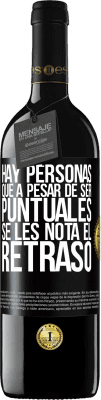 39,95 € Envío gratis | Vino Tinto Edición RED MBE Reserva Hay personas que, a pesar de ser puntuales, se les nota el retraso Etiqueta Negra. Etiqueta personalizable Reserva 12 Meses Cosecha 2015 Tempranillo