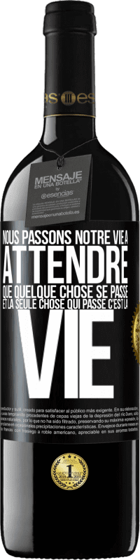 39,95 € Envoi gratuit | Vin rouge Édition RED MBE Réserve Nous passons notre vie à attendre que quelque chose se passe et la seule chose qui passe c'est la vie Étiquette Noire. Étiquette personnalisable Réserve 12 Mois Récolte 2015 Tempranillo