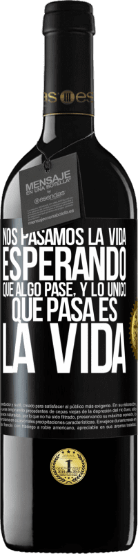 39,95 € Envío gratis | Vino Tinto Edición RED MBE Reserva Nos pasamos la vida esperando que algo pase, y lo único que pasa es la vida Etiqueta Negra. Etiqueta personalizable Reserva 12 Meses Cosecha 2015 Tempranillo