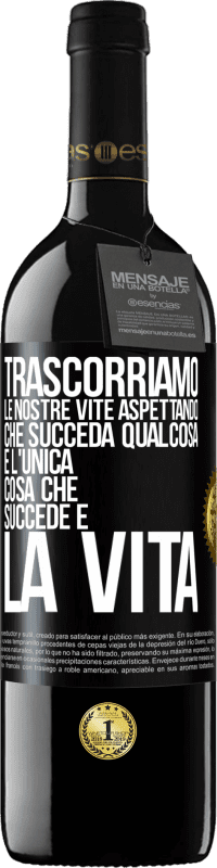 39,95 € Spedizione Gratuita | Vino rosso Edizione RED MBE Riserva Trascorriamo le nostre vite aspettando che succeda qualcosa e l'unica cosa che succede è la vita Etichetta Nera. Etichetta personalizzabile Riserva 12 Mesi Raccogliere 2015 Tempranillo