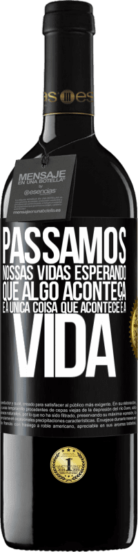 39,95 € Envio grátis | Vinho tinto Edição RED MBE Reserva Passamos nossas vidas esperando que algo aconteça, e a única coisa que acontece é a vida Etiqueta Preta. Etiqueta personalizável Reserva 12 Meses Colheita 2015 Tempranillo