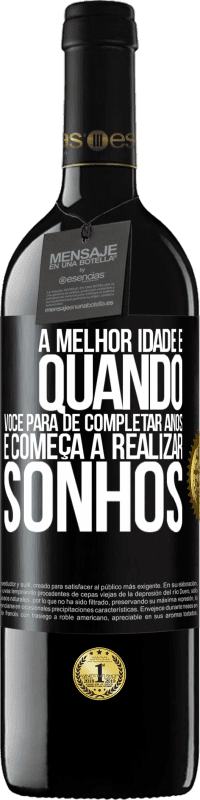 39,95 € Envio grátis | Vinho tinto Edição RED MBE Reserva A melhor idade é quando você para de completar anos e começa a realizar sonhos Etiqueta Preta. Etiqueta personalizável Reserva 12 Meses Colheita 2015 Tempranillo