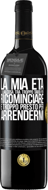 39,95 € Spedizione Gratuita | Vino rosso Edizione RED MBE Riserva La mia età è qualcosa tra ... Troppo tardi per ricominciare e ... troppo presto per arrendermi Etichetta Nera. Etichetta personalizzabile Riserva 12 Mesi Raccogliere 2016 Tempranillo