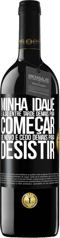 39,95 € Envio grátis | Vinho tinto Edição RED MBE Reserva Minha idade é algo entre ... Tarde demais para começar de novo e ... cedo demais para desistir Etiqueta Preta. Etiqueta personalizável Reserva 12 Meses Colheita 2015 Tempranillo