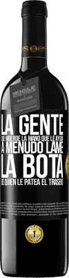 39,95 € Envío gratis | Vino Tinto Edición RED MBE Reserva La gente que muerde la mano que le ayuda, a menudo lame la bota de quien le patea el trasero Etiqueta Negra. Etiqueta personalizable Reserva 12 Meses Cosecha 2014 Tempranillo