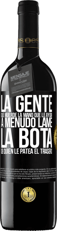 39,95 € Envío gratis | Vino Tinto Edición RED MBE Reserva La gente que muerde la mano que le ayuda, a menudo lame la bota de quien le patea el trasero Etiqueta Negra. Etiqueta personalizable Reserva 12 Meses Cosecha 2015 Tempranillo