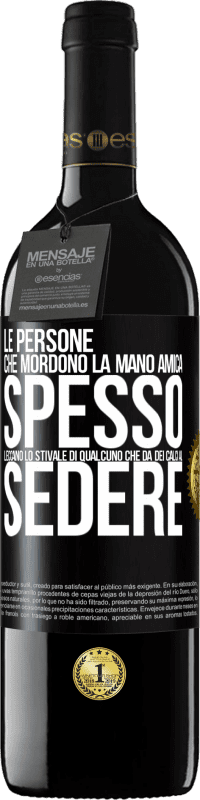 39,95 € Spedizione Gratuita | Vino rosso Edizione RED MBE Riserva Le persone che mordono la mano amica, spesso leccano lo stivale di qualcuno che dà dei calci al sedere Etichetta Nera. Etichetta personalizzabile Riserva 12 Mesi Raccogliere 2015 Tempranillo