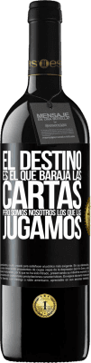 39,95 € Envío gratis | Vino Tinto Edición RED MBE Reserva El destino es el que baraja las cartas, pero somos nosotros los que las jugamos Etiqueta Negra. Etiqueta personalizable Reserva 12 Meses Cosecha 2014 Tempranillo