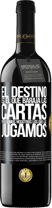 39,95 € Envío gratis | Vino Tinto Edición RED MBE Reserva El destino es el que baraja las cartas, pero somos nosotros los que las jugamos Etiqueta Negra. Etiqueta personalizable Reserva 12 Meses Cosecha 2015 Tempranillo