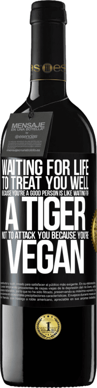 39,95 € 免费送货 | 红酒 RED版 MBE 预订 因为你是一个好人而等待生活来对你好，就像等待一个老虎不要因为你是素食主义者而攻击你一样 黑标. 可自定义的标签 预订 12 个月 收成 2016 Tempranillo