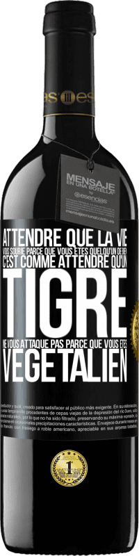 39,95 € Envoi gratuit | Vin rouge Édition RED MBE Réserve Attendre que la vie vous sourie parce que vous êtes quelqu'un de bien c'est comme attendre qu'un tigre ne vous attaque pas parce Étiquette Noire. Étiquette personnalisable Réserve 12 Mois Récolte 2015 Tempranillo