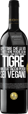 39,95 € Spedizione Gratuita | Vino rosso Edizione RED MBE Riserva Aspettare che la vita ti tratti bene perché sei una brava persona è come aspettare che una tigre non ti attacchi perché sei Etichetta Nera. Etichetta personalizzabile Riserva 12 Mesi Raccogliere 2015 Tempranillo