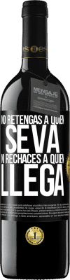 39,95 € Envío gratis | Vino Tinto Edición RED MBE Reserva No retengas a quien se va, ni rechaces a quien llega Etiqueta Negra. Etiqueta personalizable Reserva 12 Meses Cosecha 2015 Tempranillo