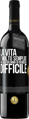 39,95 € Spedizione Gratuita | Vino rosso Edizione RED MBE Riserva La vita è molto semplice, ma ci sforziamo di renderla difficile Etichetta Nera. Etichetta personalizzabile Riserva 12 Mesi Raccogliere 2015 Tempranillo