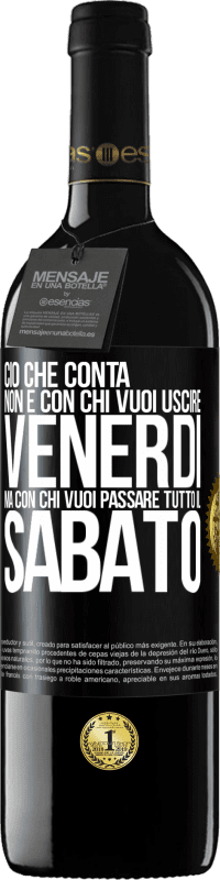 39,95 € Spedizione Gratuita | Vino rosso Edizione RED MBE Riserva Ciò che conta non è con chi vuoi uscire venerdì, ma con chi vuoi passare tutto il sabato Etichetta Nera. Etichetta personalizzabile Riserva 12 Mesi Raccogliere 2015 Tempranillo