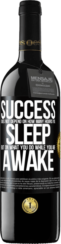 39,95 € 免费送货 | 红酒 RED版 MBE 预订 成功与否不取决于您睡多少小时，而取决于您清醒时做什么 黑标. 可自定义的标签 预订 12 个月 收成 2016 Tempranillo