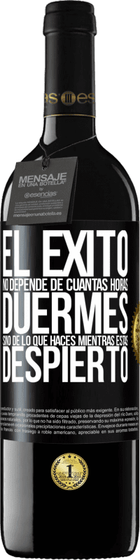 39,95 € Envío gratis | Vino Tinto Edición RED MBE Reserva El éxito no depende de cuantas horas duermes, sino de lo que haces mientras estás despierto Etiqueta Negra. Etiqueta personalizable Reserva 12 Meses Cosecha 2015 Tempranillo