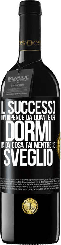 39,95 € Spedizione Gratuita | Vino rosso Edizione RED MBE Riserva Il successo non dipende da quante ore dormi, ma da cosa fai mentre sei sveglio Etichetta Nera. Etichetta personalizzabile Riserva 12 Mesi Raccogliere 2015 Tempranillo