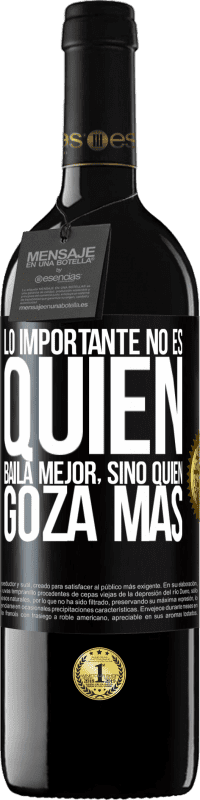 39,95 € Envío gratis | Vino Tinto Edición RED MBE Reserva Lo importante no es quién baila mejor, sino quién goza más Etiqueta Negra. Etiqueta personalizable Reserva 12 Meses Cosecha 2015 Tempranillo