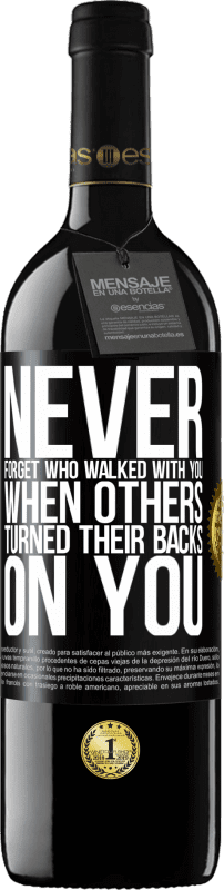 39,95 € Free Shipping | Red Wine RED Edition MBE Reserve Never forget who walked with you when others turned their backs on you Black Label. Customizable label Reserve 12 Months Harvest 2014 Tempranillo