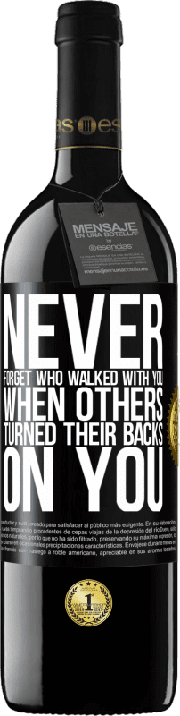 39,95 € Free Shipping | Red Wine RED Edition MBE Reserve Never forget who walked with you when others turned their backs on you Black Label. Customizable label Reserve 12 Months Harvest 2015 Tempranillo