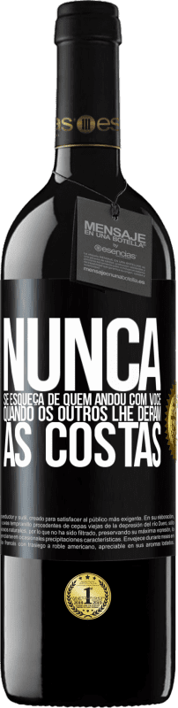 39,95 € Envio grátis | Vinho tinto Edição RED MBE Reserva Nunca se esqueça de quem andou com você quando os outros lhe deram as costas Etiqueta Preta. Etiqueta personalizável Reserva 12 Meses Colheita 2015 Tempranillo