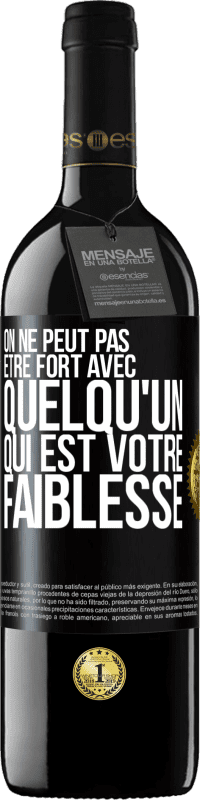 39,95 € Envoi gratuit | Vin rouge Édition RED MBE Réserve On ne peut pas être fort avec quelqu'un qui est votre faiblesse Étiquette Noire. Étiquette personnalisable Réserve 12 Mois Récolte 2015 Tempranillo