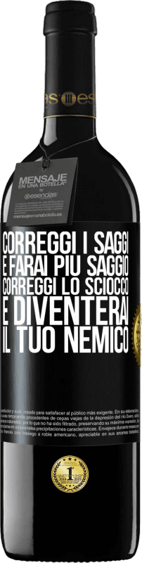 39,95 € Spedizione Gratuita | Vino rosso Edizione RED MBE Riserva Correggi i saggi e farai più saggio, correggi lo sciocco e diventerai il tuo nemico Etichetta Nera. Etichetta personalizzabile Riserva 12 Mesi Raccogliere 2015 Tempranillo