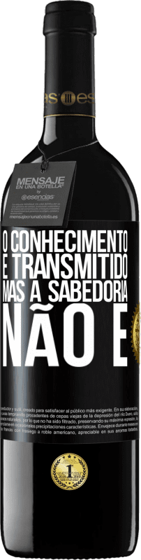 39,95 € Envio grátis | Vinho tinto Edição RED MBE Reserva O conhecimento é transmitido, mas a sabedoria não é Etiqueta Preta. Etiqueta personalizável Reserva 12 Meses Colheita 2015 Tempranillo